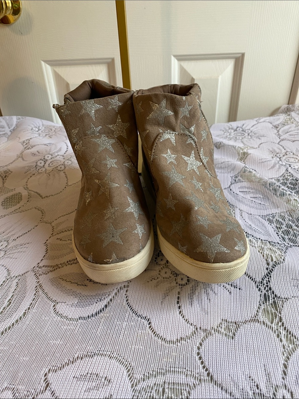 Art Class Girls' Taupe High-Top Sneakers with Silver Stars Size 2